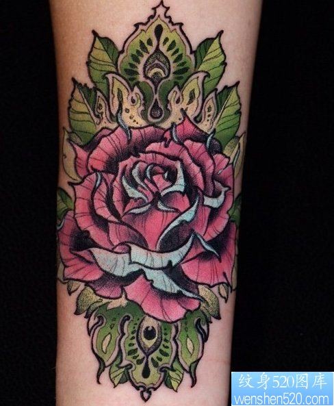 点击大图看下一张：一幅手臂上彩色玫瑰花纹身作品