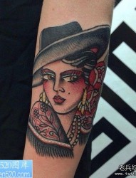 一幅手臂个性流行女郎纹身作品