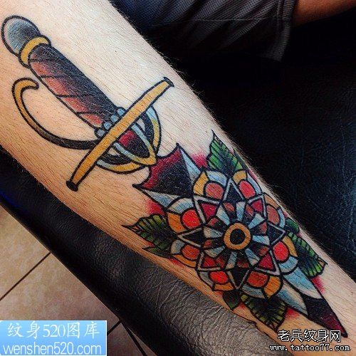 点击大图看下一张：school风格彩色花匕首纹身作品
