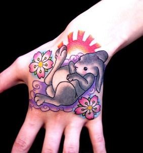 点击大图看下一张：手背上可爱小兔子与花纹身