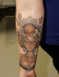 手臂上漂亮的日本艺妓纹身作品