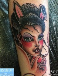 一幅手臂彩色艺妓纹身作品