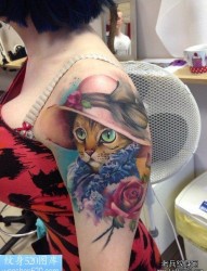 一幅女人胳膊彩色猫咪纹身作品