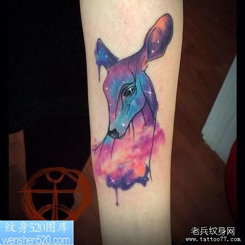 点击大图看下一张：一幅手臂彩色星空鹿纹身作品