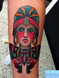 一幅手臂女性人物肖像纹身作品
