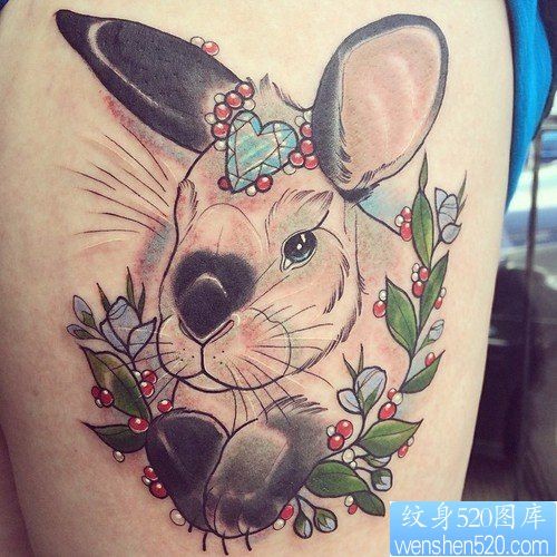点击大图看下一张：腿部彩色兔子纹身作品