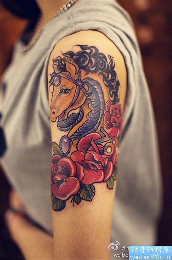 点击大图看下一张：手臂彩色马玫瑰花纹身图案