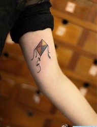 一幅手臂彩色风筝纹身图案