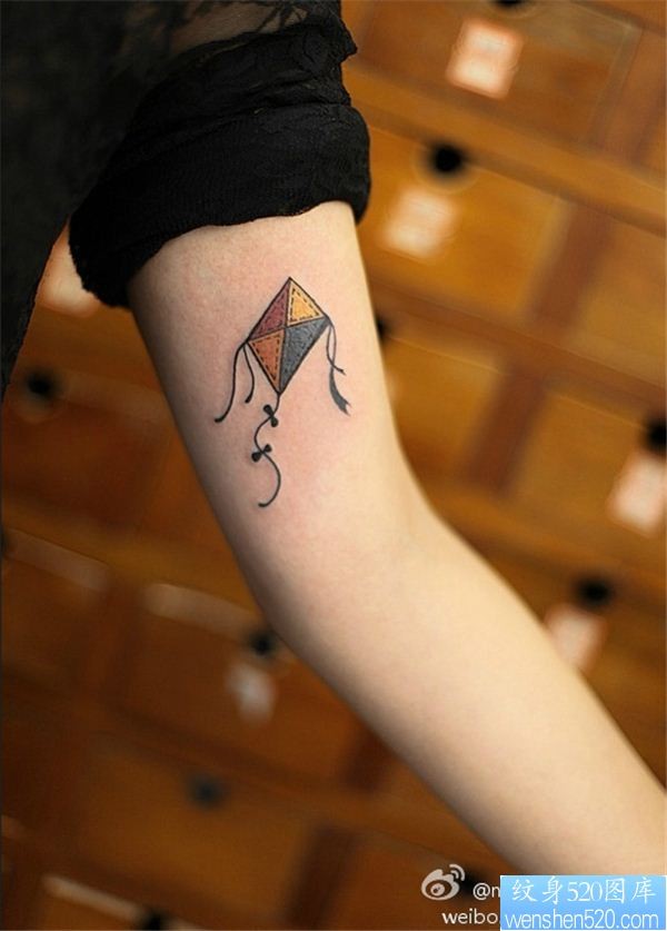 点击大图看下一张：一幅手臂彩色风筝纹身图案