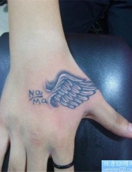 女生手背半边翅膀纹身纹身图案