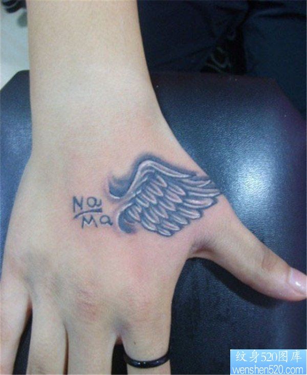 点击大图看下一张：女生手背半边翅膀纹身纹身图案
