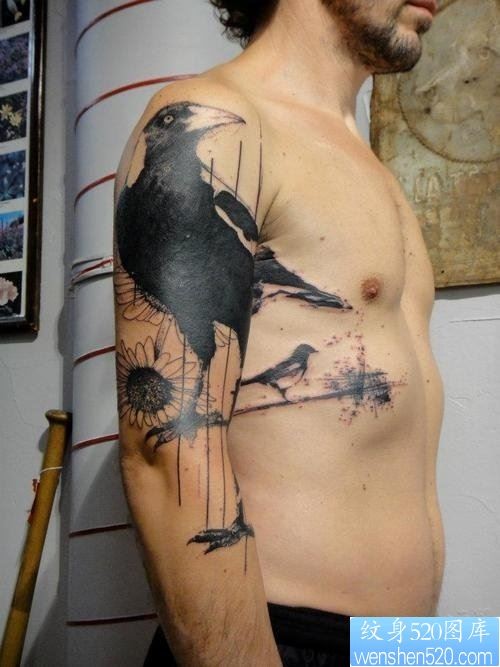 点击大图看下一张：胳膊之特别风格鸟纹身图案