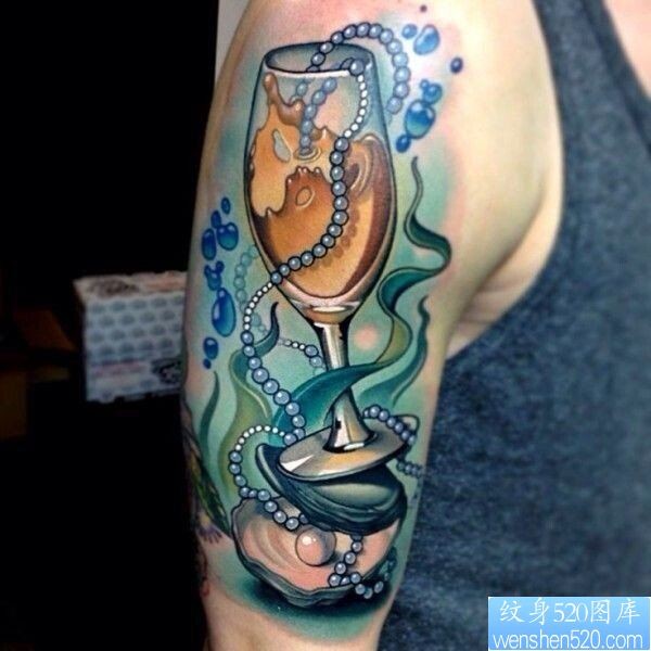 点击大图看下一张：一幅胳膊酒杯纹身图案