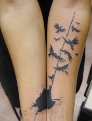 大臂上漂亮的花朵英文纹身