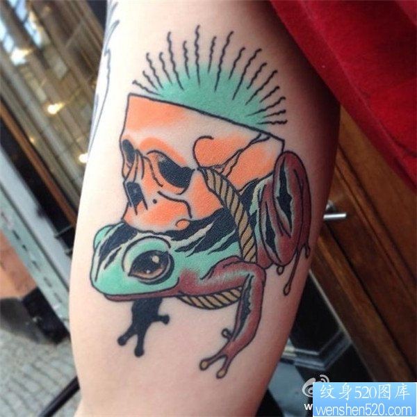 点击大图看下一张：手臂school蛙纹身图案