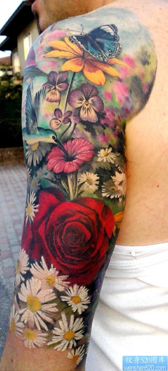 点击大图看下一张：一款流行的彩色花臂纹身图案