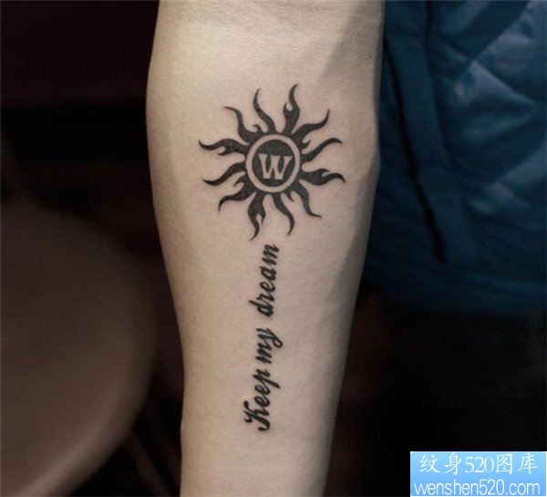 点击大图看下一张：手臂图腾太阳纹身图案