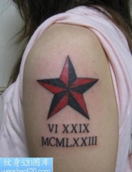 女孩大臂五角星字母纹身图案