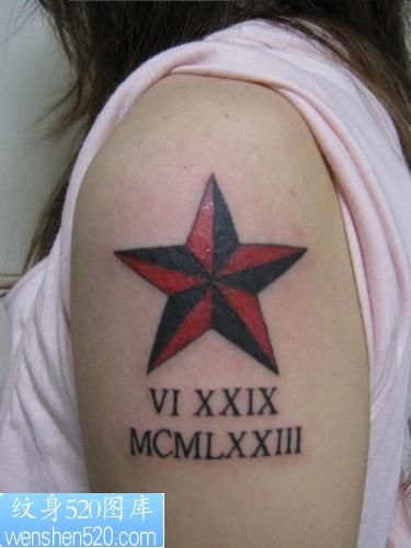 点击大图看下一张：女孩大臂五角星字母纹身图案