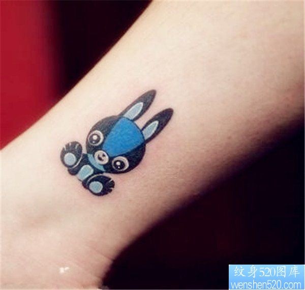 点击大图看下一张：手腕卡通兔子彩色纹身图案