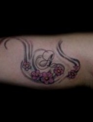 女性手臂黑灰玫瑰纹身图案