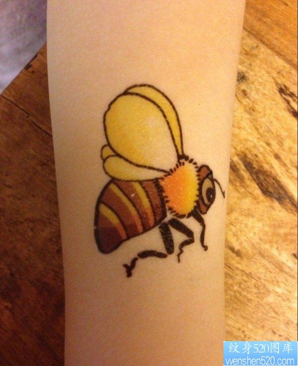 点击大图看下一张：手臂上彩色蜜蜂纹身图案