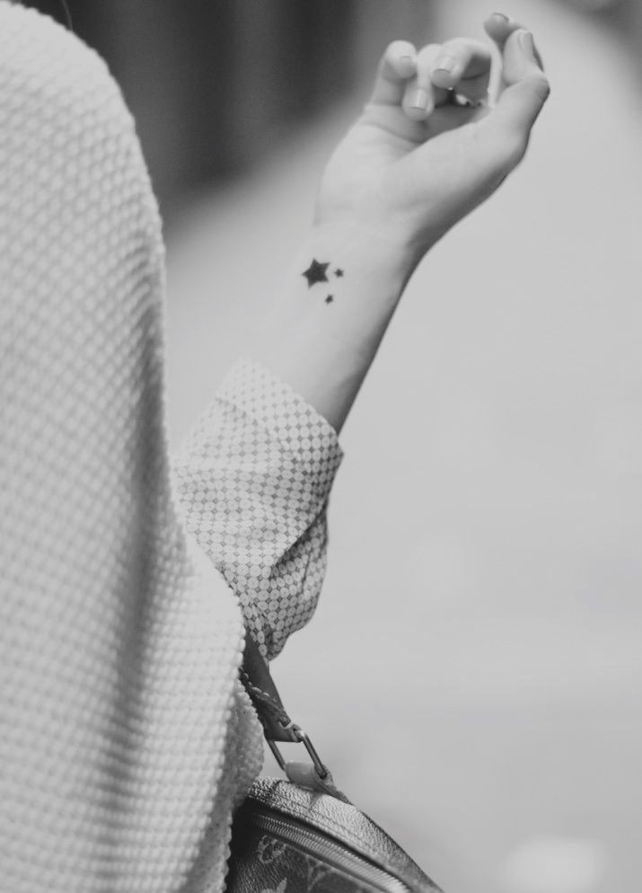 点击大图看下一张：女生手臂纹身图案，星星纹身图案，花鸟纹身图案图案
