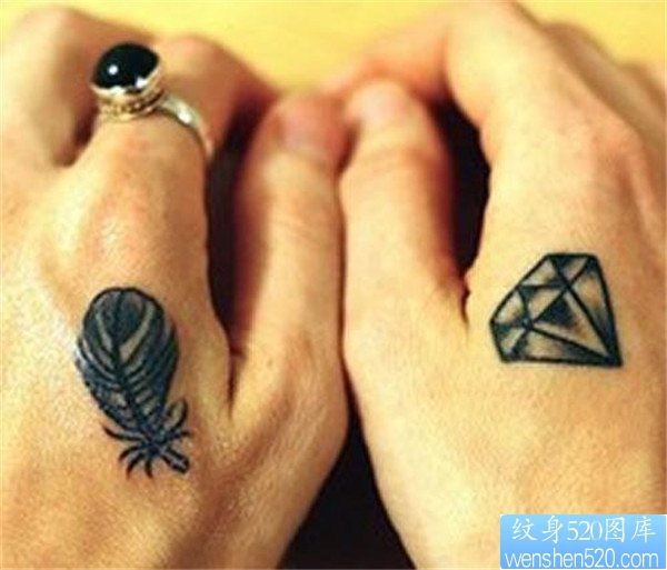 点击大图看下一张：手背上的钻石和笔纹身图案