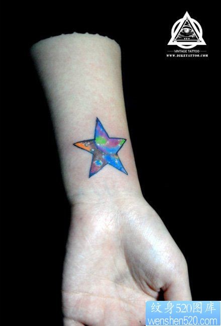点击大图看下一张：手腕星空五角星纹身图案