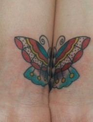两手腕纹身拼成蝴蝶纹身图案图案