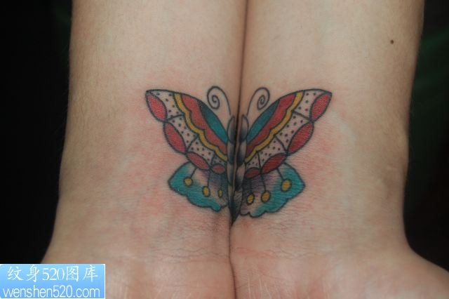 点击大图看下一张：两手腕纹身拼成蝴蝶纹身图案图案