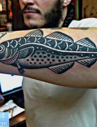 手臂鱼图腾纹身图案
