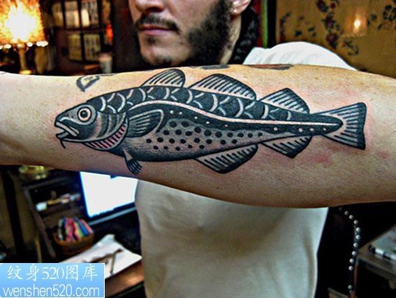 点击大图看下一张：手臂鱼图腾纹身图案