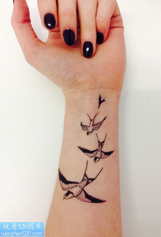 点击大图看下一张：手腕内侧燕子纹身图案