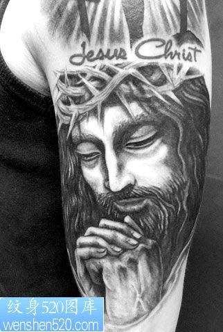 点击大图看下一张：双手抱拳的耶稣纹身图案