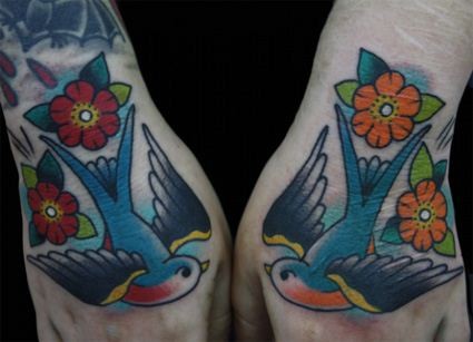 点击大图看下一张：手背小燕子花纹身图案图案