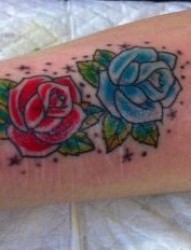 手臂蓝玫瑰红玫瑰纹身图案图案