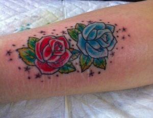 点击大图看下一张：手臂蓝玫瑰红玫瑰纹身图案图案