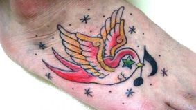 点击大图看下一张：欧美彩色小燕子纹身图案图案