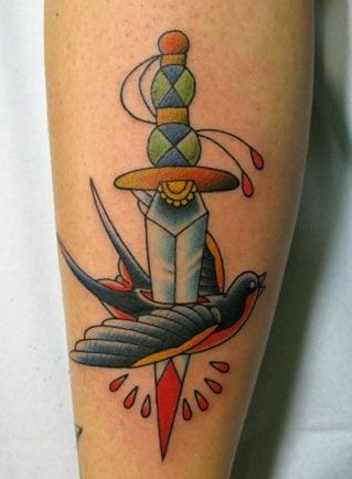点击大图看下一张：匕首刺透小燕子纹身图案