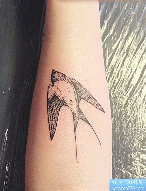 点击大图看下一张：胳膊燕子纹身图案