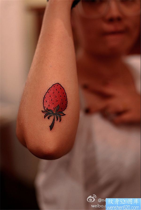 点击大图看下一张：胳膊草莓纹身图案