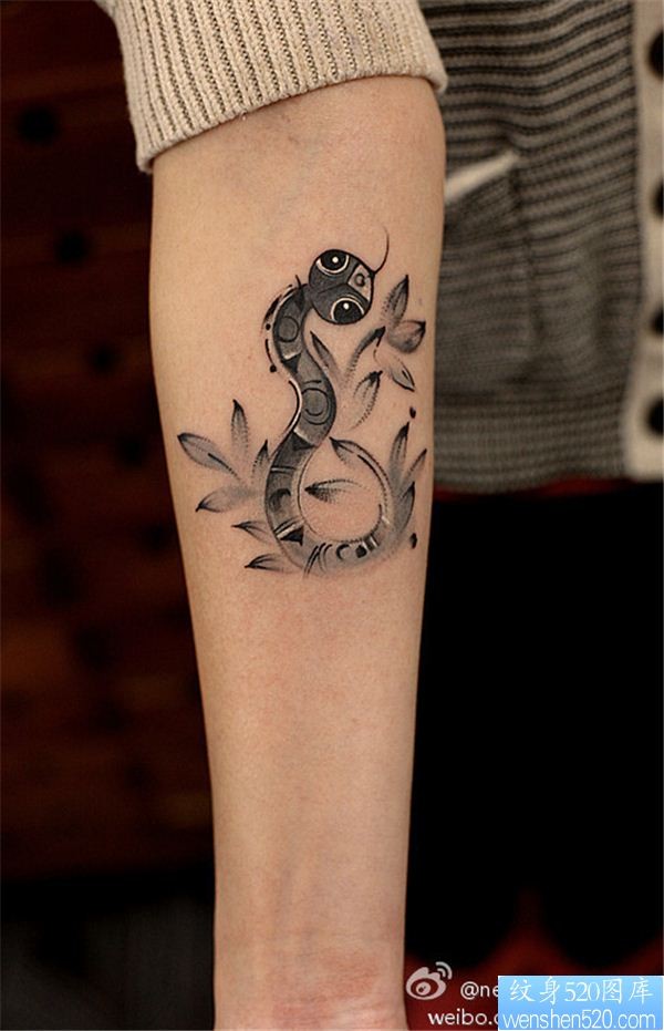 点击大图看下一张：手臂水墨蛇纹身图案