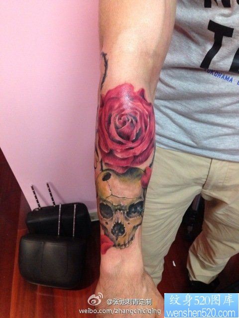 点击大图看下一张：一款手臂欧美骷髅头玫瑰花纹身图案
