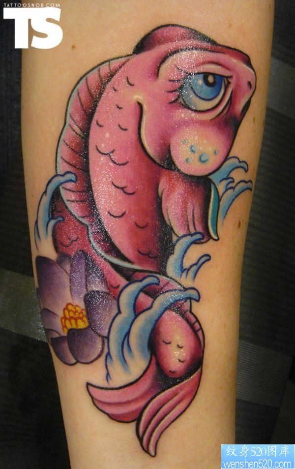 点击大图看下一张：手部一款个性鱼纹身图案