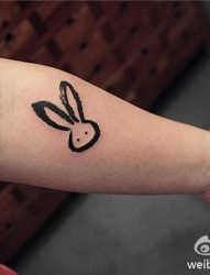 手臂可爱兔子头纹身图案