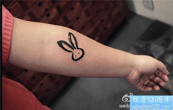 点击大图看下一张：手臂可爱兔子头纹身图案