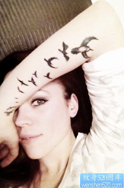 点击大图看下一张：女性手臂燕子纹身图案