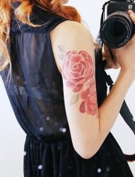 一款女性手臂彩色玫瑰花纹身图案