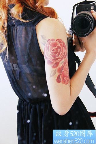 点击大图看下一张：一款女性手臂彩色玫瑰花纹身图案